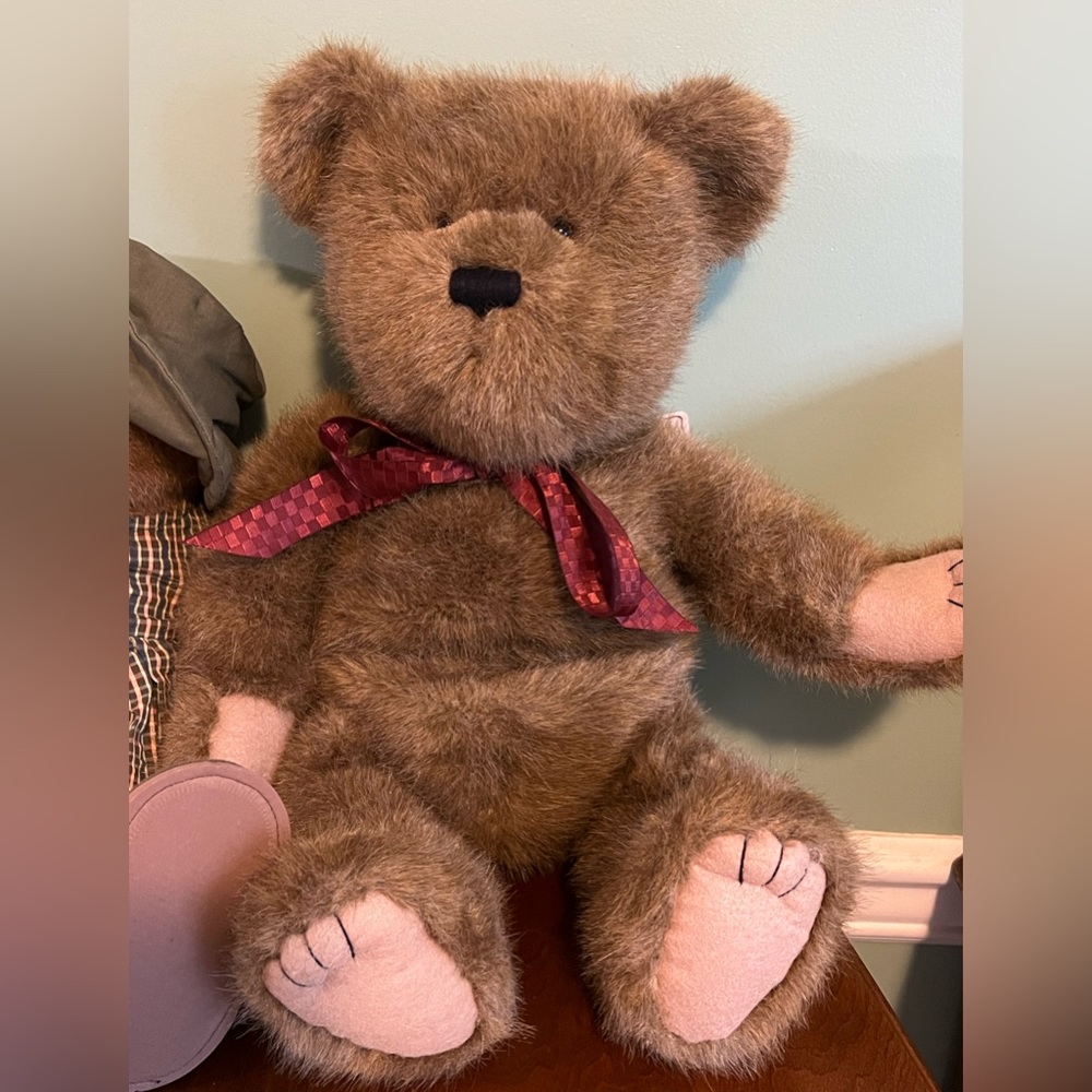 Boyds Bears. Humphrey T Bigfoot.  J.B Bean and Associates series.  18 inches.